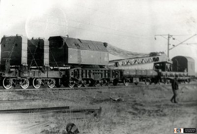 Железнодорожный кран в составе восстановительного поезда, ст. Орск.jpg