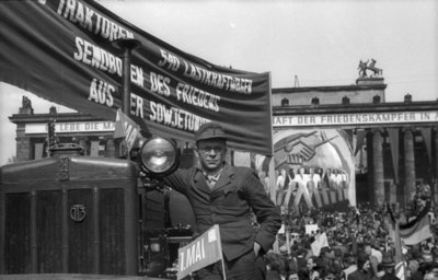 Bundesarchiv_Bild_183-S84836,_Berlin,_Lustgarten,_Maikundgebung.jpg