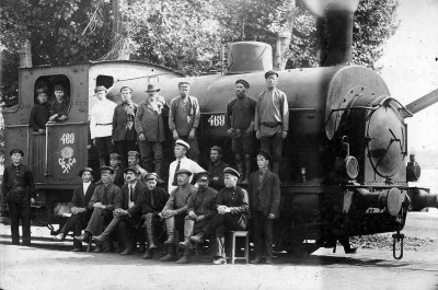 Участники гражданской войны и рабочие жд цеха у паровоза №469,на котором в 1918 из В.Салды вывозили красноармейцев для ликвидации Невьянского мятежа,192х