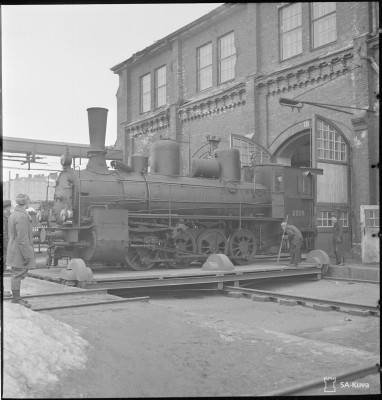 15 марта 1943 года первый локомотив был передан со станции Выборга в ремонтную мастерскую, которая теперь возобновила работу.<br />Выборг 15.03.1943