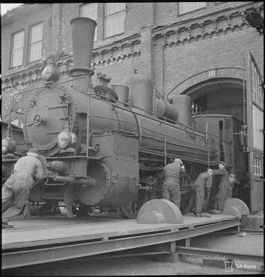 15 марта 1943 года первый локомотив был передан со станции Выборга в ремонтную мастерскую, которая теперь возобновила работу.<br />Выборг 15.03.1943
