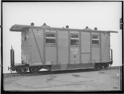 fotografie-vierachsiger-sanitaets-feldbahn-personenwagen-1918-13710.jpg