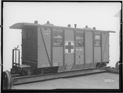 fotografie-vierachsiger-sanitaets-feldbahn-personenwagen-tuer-geschlossen-1918-13713.jpg
