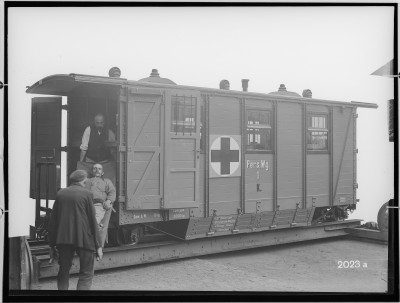 fotografie-vierachsiger-sanitaets-feldbahn-personenwagen-tuer-geoeffnet-i-mit-personen-1918-13711.jpg