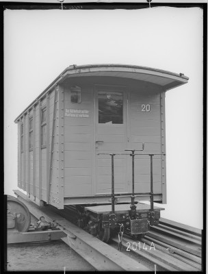 fotografie-vierachsiger-feldbahn-personenwagen-stirnansicht-1918-13671.jpg