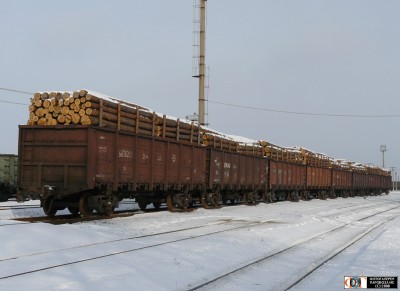 На переднем плане полувагон модели 12-141