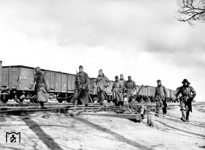 ЧЕТЫРЕХОСНЫЙ Soldaten in der Ukraine. 1942.jpg