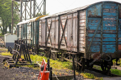 СТРАННЫЙ- 3 ДВЕРНЫЙ ВАГОН..depositphotos_92692300-stock-photo-vintage-railway-transport-wagons.jpg