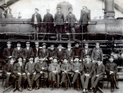 Рабочие и служащие Тихорецких паровозоремонтных мастерских.1907 год..jpg
