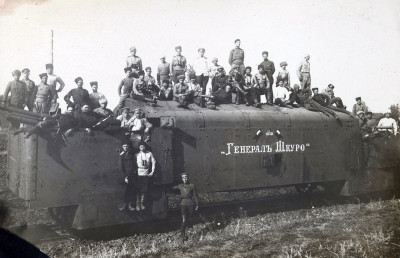 Команда бронепоезда Генерал Шкуро перед отправкой на разведку, лето 1919 года. Это бывший бронепоезд красных «Тов. Ворошилов»..jpg