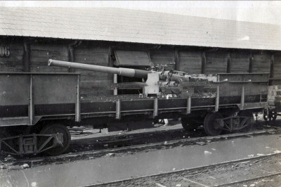 Морская 102 мм. пушка на железнодорожной платформе в Новороссийске. 1920 год..jpg