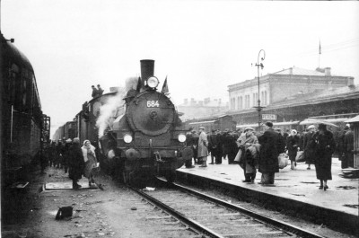 28..101939. Первый поезд после передачи Виленского воеводства Литве из Каунаса прибывает на вокзал Вильно.jpg