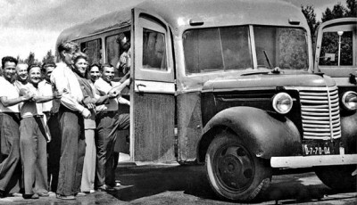 Американский армейский автобус на шасси 1,5—2-тонного Шевроле серии WA с двигателем 85 л. с. с 22-местным кузовом фирмы Гиллис Бразерс в послевоенном СССР в качестве пассажирского автобуса..jpg