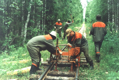 Стройотряд АГТУ на подъемке пути магистрали Харитоновской (Нюбской) УЖД, Архангельская обл.<br />Автор: Александр Меньшиков