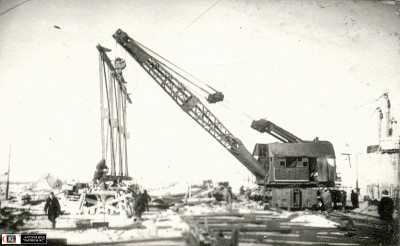 Паровой кран на железнодорожном ходу на строительстве Челябинского металлургического комбината 1.jpg