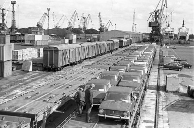 Автомобили ВАЗ-2101 в Рижском морском порту перед отправкой зарубежным потребителям, 1981 г._n.jpg