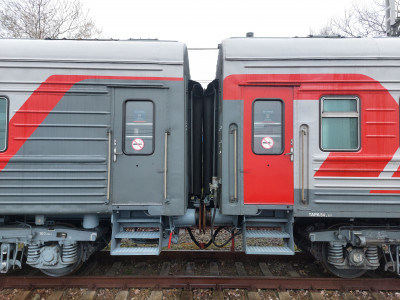 Вагон 61-826 КВР слева и вагон 61-836 КВР справа (для сравнения)