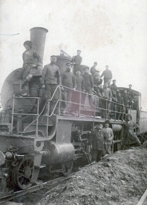 Понятие и установка на рельсы паровоза. Станция Тихорецкая, 1922 год..jpg