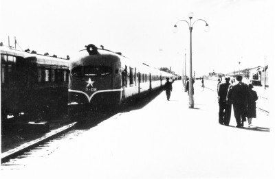 Дизель-поезд дальнего следования ДП-08 у перрона в Таллинне, вторая половина 1950-х.jpg