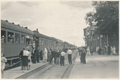 Rong laulupeolistega Tapa jaamas 1950_pisipilt.jpg