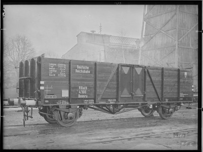 fotografie-zweiachsiger-offener-gueterwagen-der-deutschen-reichsbahn-gattung-ommru-laengsa.jpg