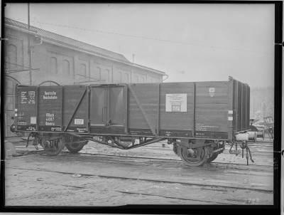 1_fotografie-zweiachsiger-offener-gueterwagen-gattung-ommru-laengsansicht-sonderanschrift-fu.jpg