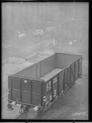 1_fotografie-zweiachsiger-offener-gueterwagen-der-deutschen-reichsbahn-gattung-ommru-draufsi.jpg