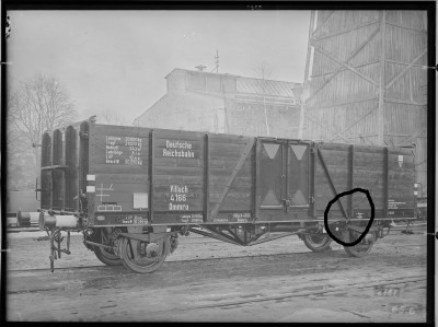 fotografie-zweiachsiger-offener-gueterwagen-der-deutschen-reichsbahn-gattung-ommru-laengsa__redact.jpg