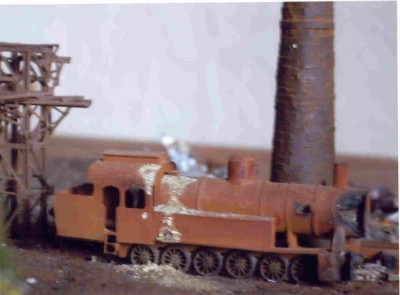 Разоборудованный заржавевший танк-паровоз 0-6-0 у чугунолитейки.