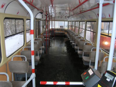 Салон трамвайного вагона.