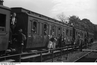 Bundesarchiv_B_145_Bild-F080295-0001,_Bahnhof_Remagen,_Hamsterfahrten.jpg