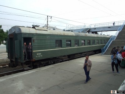 Плацкартный вагон ТВЗ в хвосте пассажирского поезда, ст. Танчхон, Северная Корея<br />Автор: Хельмут Уттенталер | Фото сделано 20.IX.2008