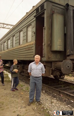 Проводник хвостового вагона поезда 182 Москва - Мурманск, ст. Медвежья Гора, Россия/Карелия<br />Автор: железный дорожник | Фото сделано VIII.2002