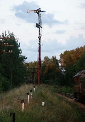 Входной Селижарово - вид со стороны станции,<br />хорошо виден контрольный белый огонь, тросовка и 70й тапок в голове состава