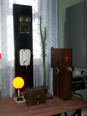 межстанционный телефон, индуктор и жезловый аппарат с фасада, хорошо виден амперметр<br />Интересный эффект - диск ДСП красно-сигнального цвета в свете вспышки получился жёлтым