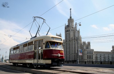 TATRA T2 на Большом Устьинском мосту, на фоне высотки на котельнической набережной. (вид, как в 60-70-х годах)