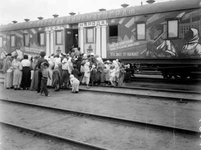 Агитпоезд им. Ленина. Публика у киновагона. Украина, 1919 г.