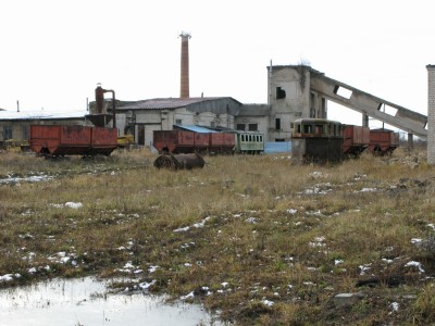 Слева - территория торфоперегруза.