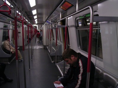 Вагон Гонконгского метро, внутри. Сквозной проход вдоль всего состава.