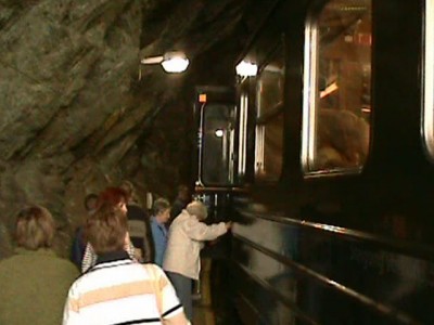 Посадка и высадка у водопада производится прямо в туннеле