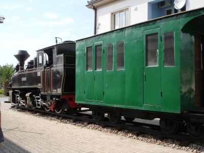 У вокзала г. Бар, стоит востановленный узкоколейный паровоз, производства 1910 года и вагончик