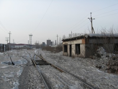 Заброшеный пост. Налево - на станцию примыкания,направо - к складам