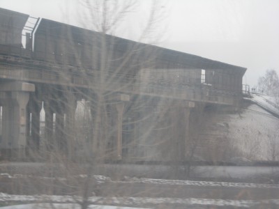 Спецальный мост дабы шлак не падал на поезда идущие под мостом