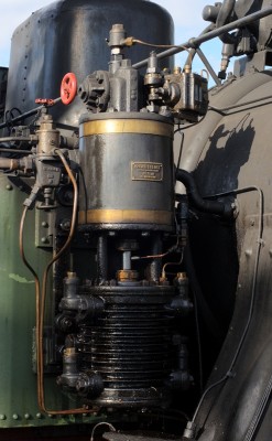 Lok3630Bremszylinder - Тормозной цилиндр локомотива.jpg