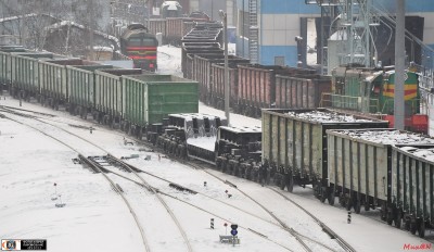 16-осный транспортёр в составе грузового поезда, нечётная горловина станции Лихоборы.jpg