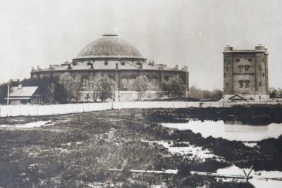 Фото_кругового_депо_и_водонапорной_башни_в_Москве._1850-е_годы.jpg