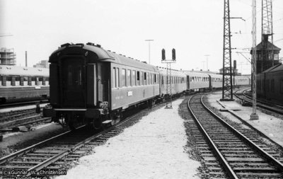 Ukendt Expresstog forlader København H med C.I.W.L. sovevogn bagerst 20 juni 1968.jpg