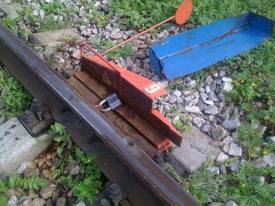 Сбрасывающий башмак на железной дороге фото