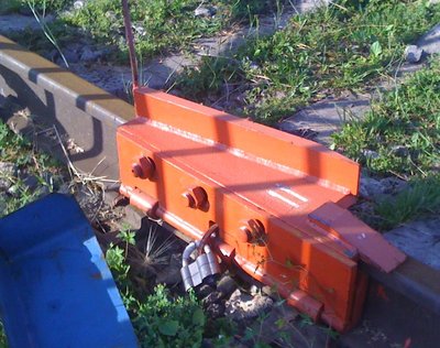 Сбрасывающий башмак на железной дороге фото