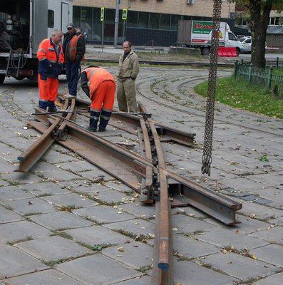 собирают из 2х половинок новый второй глухарь, потом его погрузчиком приволокли на место установки<br />25/09/12